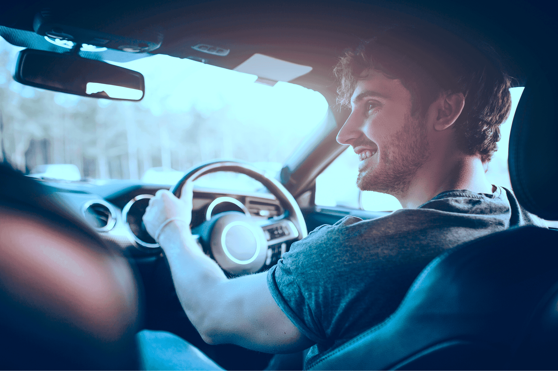 Homem sorrindo ao volante