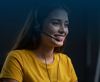 Mulher com uma blusa amarela e fone de ouvido sorrindo
