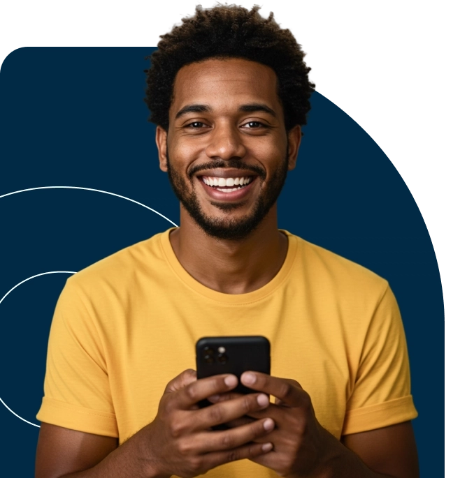 Homem segurando um celular.