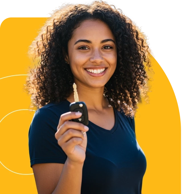 Mulher segurando a chave de um carro.